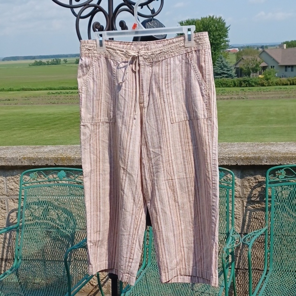 LEE Wide leg, cropped linen pants, just below the waist